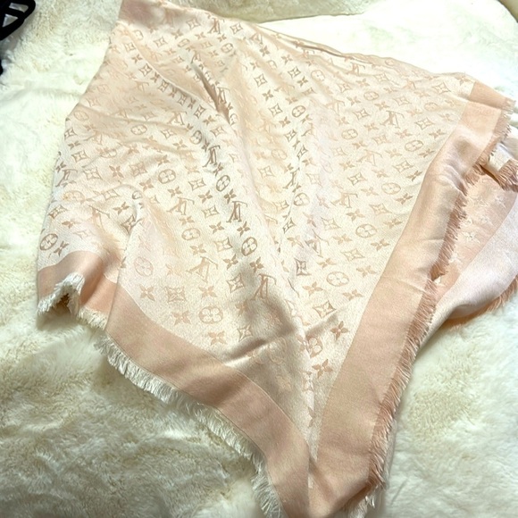 COPY - Louis Vuitton Monogram Shine Shawl - Picture 5 of 12
